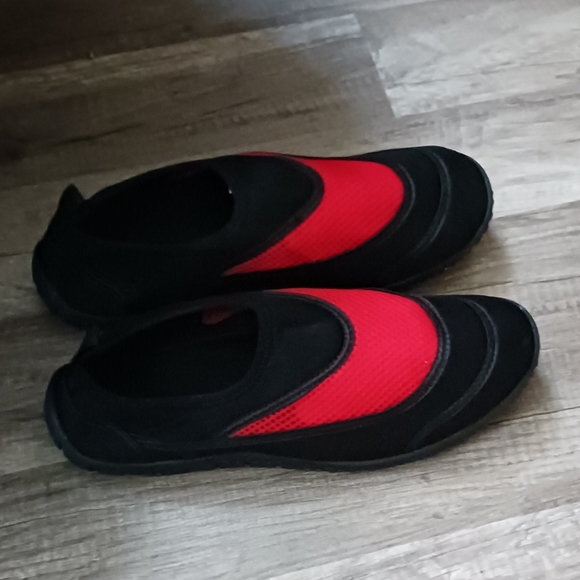 Black and red water shoes - Picture 2 of 2